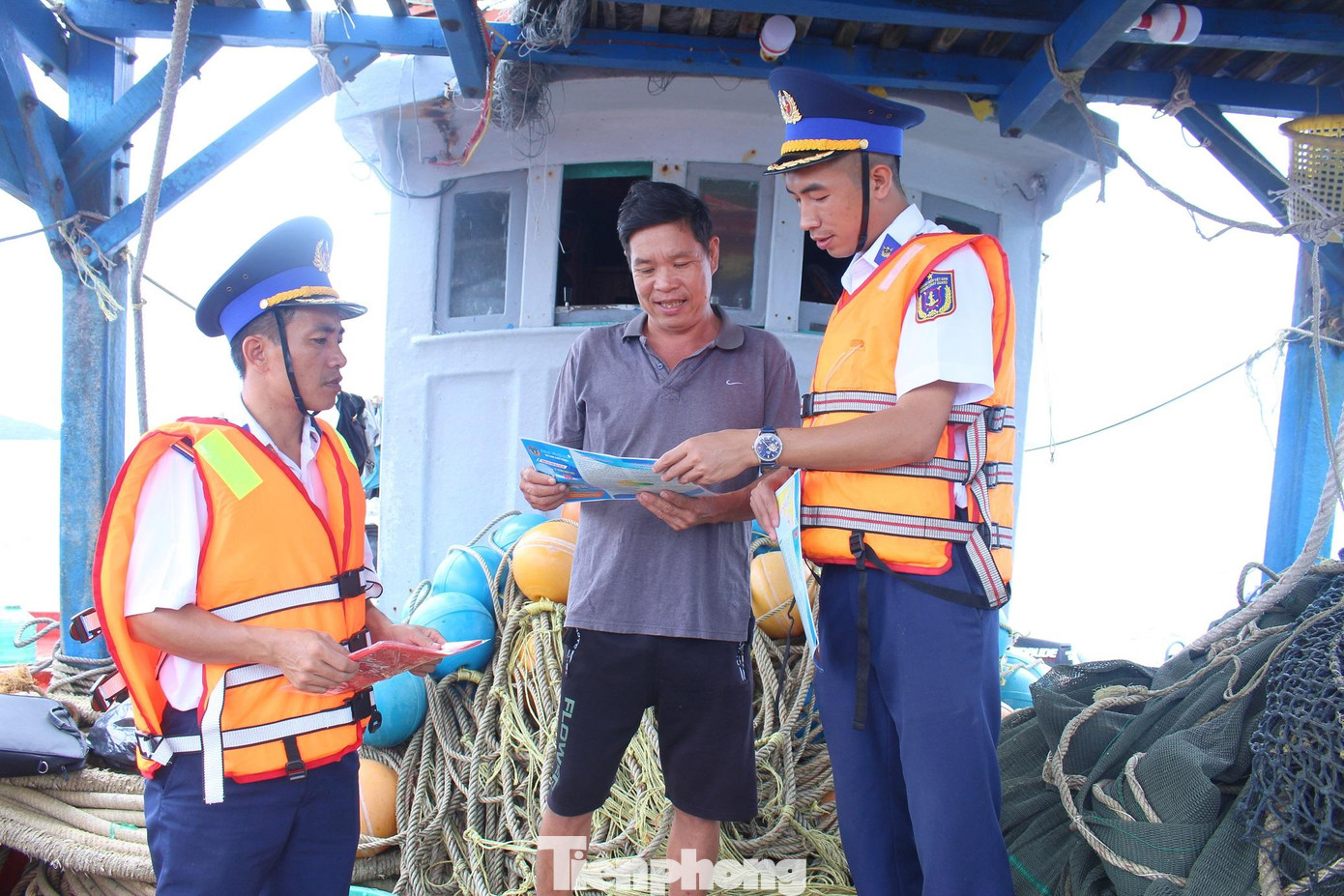 Tuyên truyền và tặng tờ rơi cho bà con ngư dân