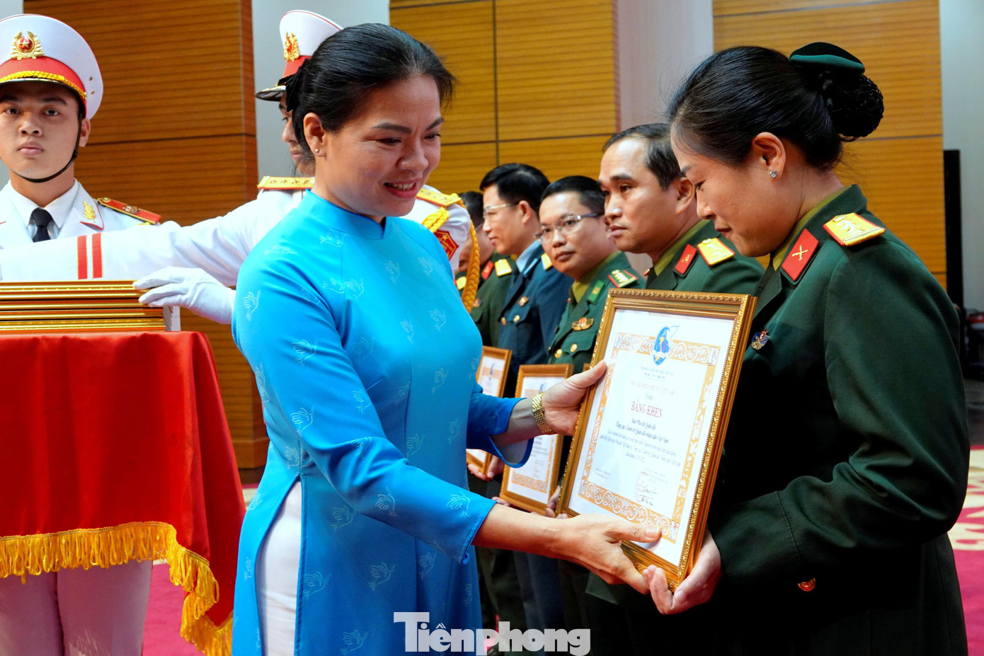 Lãnh đạo T.Ư Hội LHPN Việt Nam trao thưởng cho các tập thể xuất sắc của Quân đội trong thực hiện chương trình phối hợp Lãnh đạo T.Ư Hội LHPN Việt Nam trao thưởng cho các tập thể xuất sắc của Quân đội trong thực hiện chương trình phối hợp