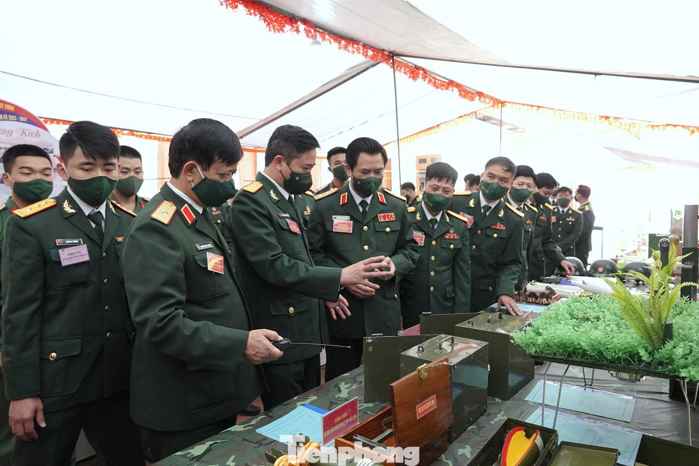 Lãnh đạo Quân khu 3, Ban Thanh niên Quân đội và các đại biểu tham quan sáng kiến cải tiến mô hình học cụ huấn luyện của tuổi trẻ Lữ đoàn 242 Lãnh đạo Quân khu 3, Ban Thanh niên Quân đội và các đại biểu tham quan sáng kiến cải tiến mô hình học cụ huấn luyện của tuổi trẻ Lữ đoàn 242