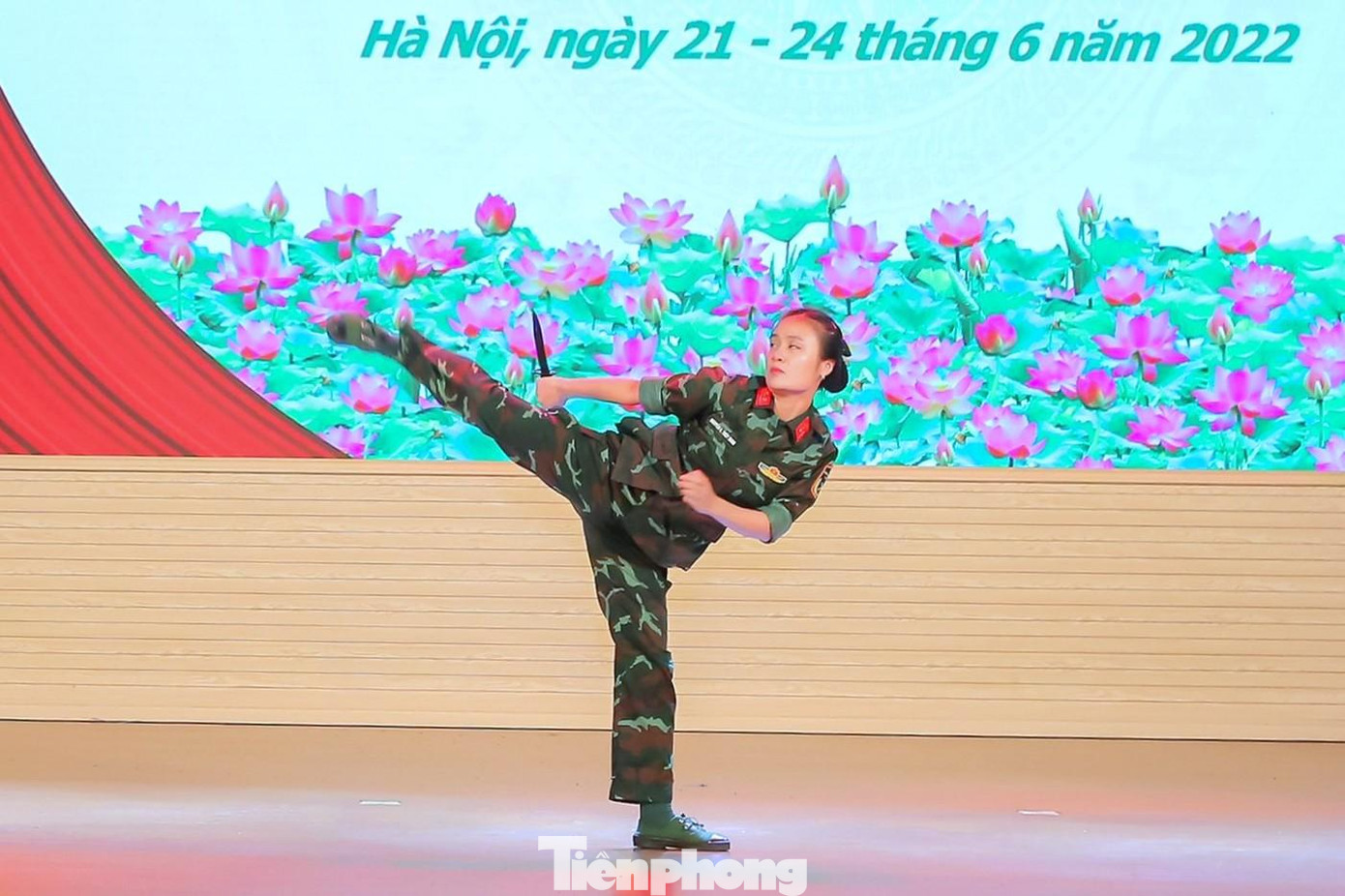 Thùy Dung biểu diễn võ thuật tại Liên hoan Thể dục thể thao Phụ nữ Quân đội năm 2022