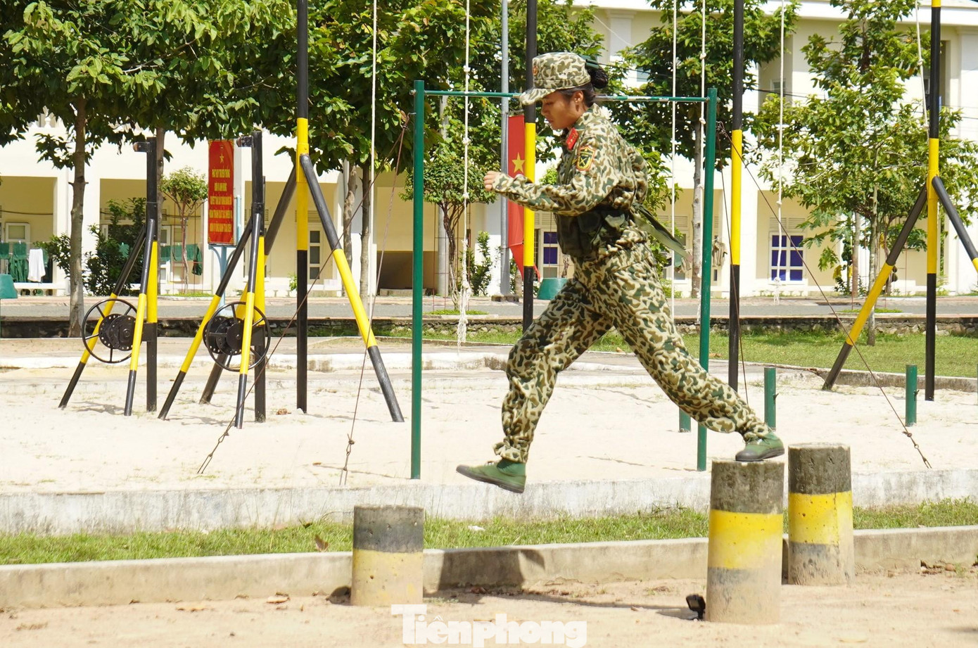 Thùy Dung trong bài tập vượt vật cản bãi K16 ở đơn vị