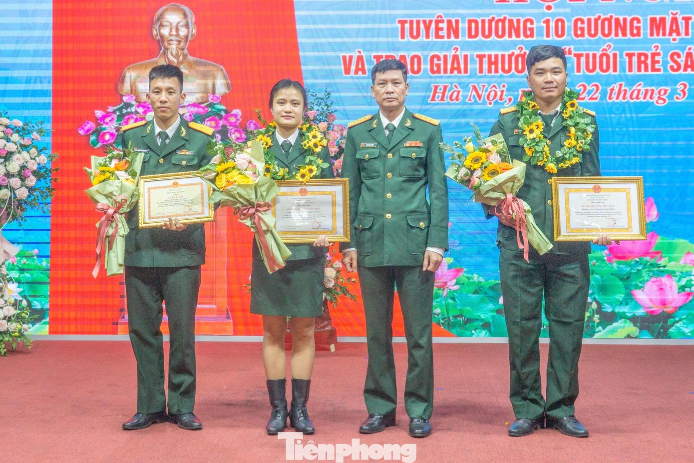 Thiếu úy Thùy Dung (thứ 2 từ trái qua), tại Hội nghị Tuyên dương Gương mặt trẻ tiêu biểu Binh chủng Đặc công năm 2021