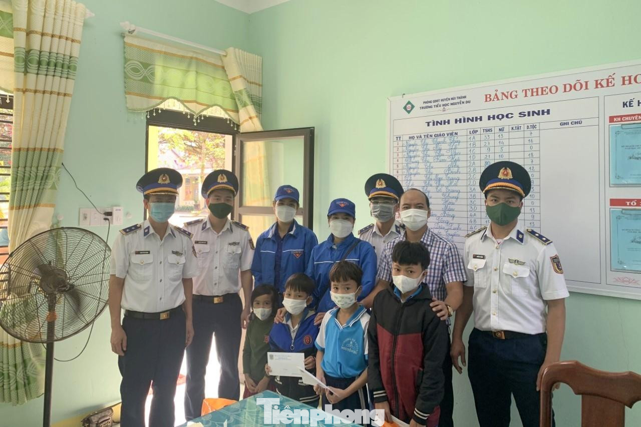 Cán bộ, chiến sĩ Hải đội 212 thăm, tặng quà các em học sinh nghèo ở huyện Núi Thành, tỉnh Quảng Nam Cán bộ, chiến sĩ Hải đội 212 thăm, tặng quà các em học sinh nghèo ở huyện Núi Thành, tỉnh Quảng Nam