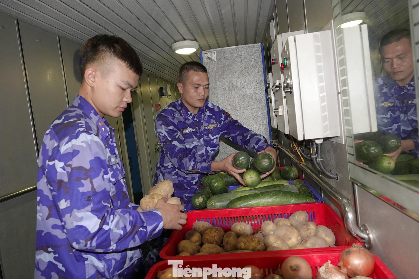 Cán bộ, chiến sĩ tàu Cảnh sát biển 4032 chuẩn bị thực phẩm trước khi đi làm nhiệm vụ trực Tết trên biển Cán bộ, chiến sĩ tàu Cảnh sát biển 4032 chuẩn bị thực phẩm trước khi đi làm nhiệm vụ trực Tết trên biển