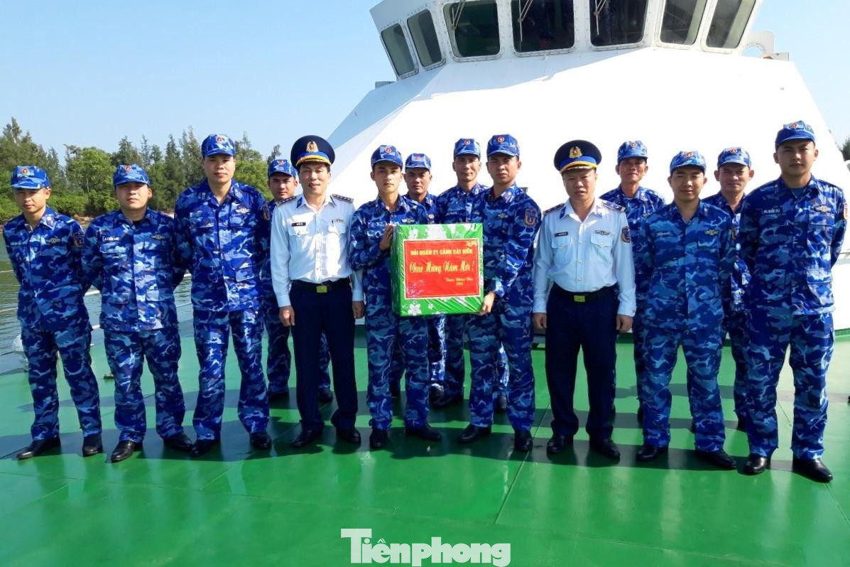 Đảng ủy, chỉ huy Hải đoàn 21 trao tặng quà Tết cho tàu Cảnh sát biển 4038 đi làm nhiệm vụ Đảng ủy, chỉ huy Hải đoàn 21 trao tặng quà Tết cho tàu Cảnh sát biển 4038 đi làm nhiệm vụ