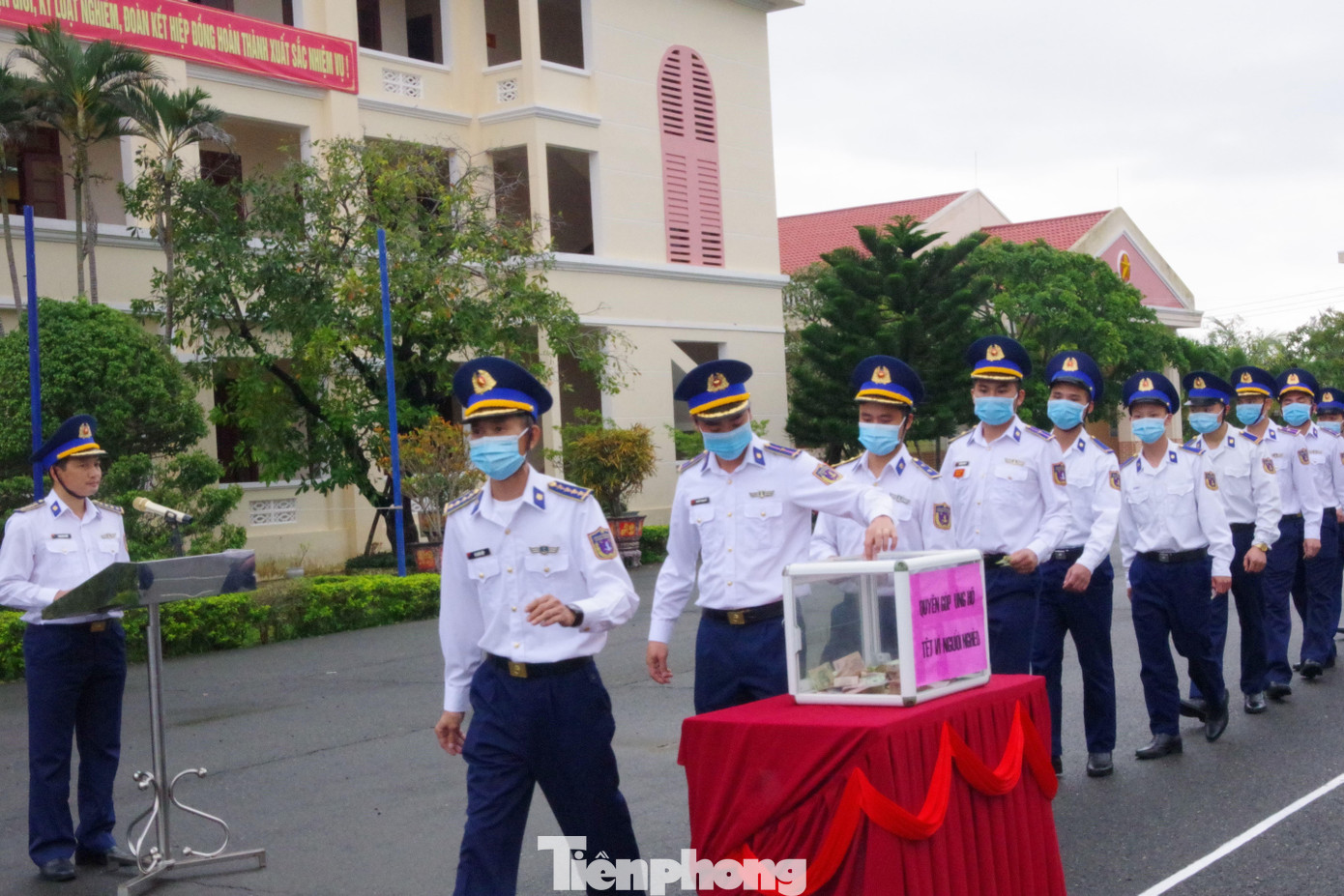 Cán bộ, chiến sĩ Hải đội 212 quyên góp ủng hộ người nghèo và đồng đội có hoàn cảnh khó khăn trong dịp Tết Nguyên đán 2022 Cán bộ, chiến sĩ Hải đội 212 quyên góp ủng hộ người nghèo và đồng đội có hoàn cảnh khó khăn trong dịp Tết Nguyên đán 2022