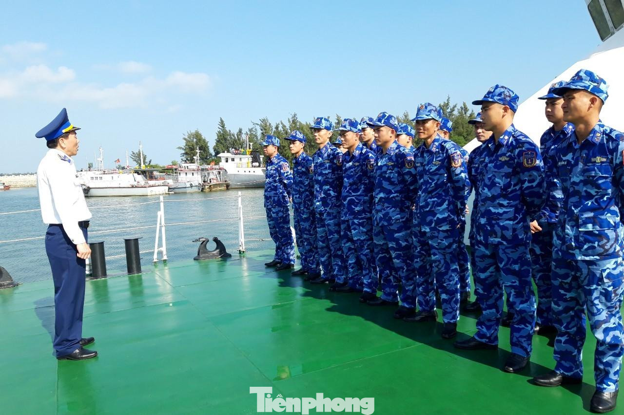 Đại tá Lê Phúc Tiến, Chính ủy Hải đoàn 21 quán triệt, giao nhiệm vụ cho tàu Cảnh sát biển 4038 trước khi tàu đi làm nhiệm vụ. Đại tá Lê Phúc Tiến, Chính ủy Hải đoàn 21 quán triệt, giao nhiệm vụ cho tàu Cảnh sát biển 4038 trước khi tàu đi làm nhiệm vụ.
