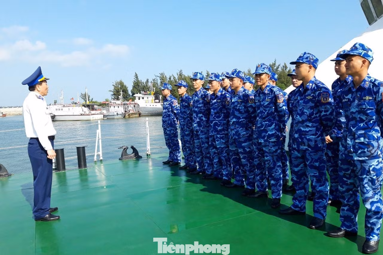 Đại tá Lê Phúc Tiến, Chính ủy Hải đoàn 21 quán triệt, giao nhiệm vụ cho tàu Cảnh sát biển 4038 trước khi tàu đi làm nhiệm vụ. Đại tá Lê Phúc Tiến, Chính ủy Hải đoàn 21 quán triệt, giao nhiệm vụ cho tàu Cảnh sát biển 4038 trước khi tàu đi làm nhiệm vụ.