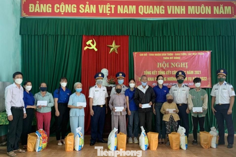 Hải đội 212 trao tặng quà cho người dân ở huyện Núi Thành, tỉnh Quảng Nam Hải đội 212 trao tặng quà cho người dân ở huyện Núi Thành, tỉnh Quảng Nam