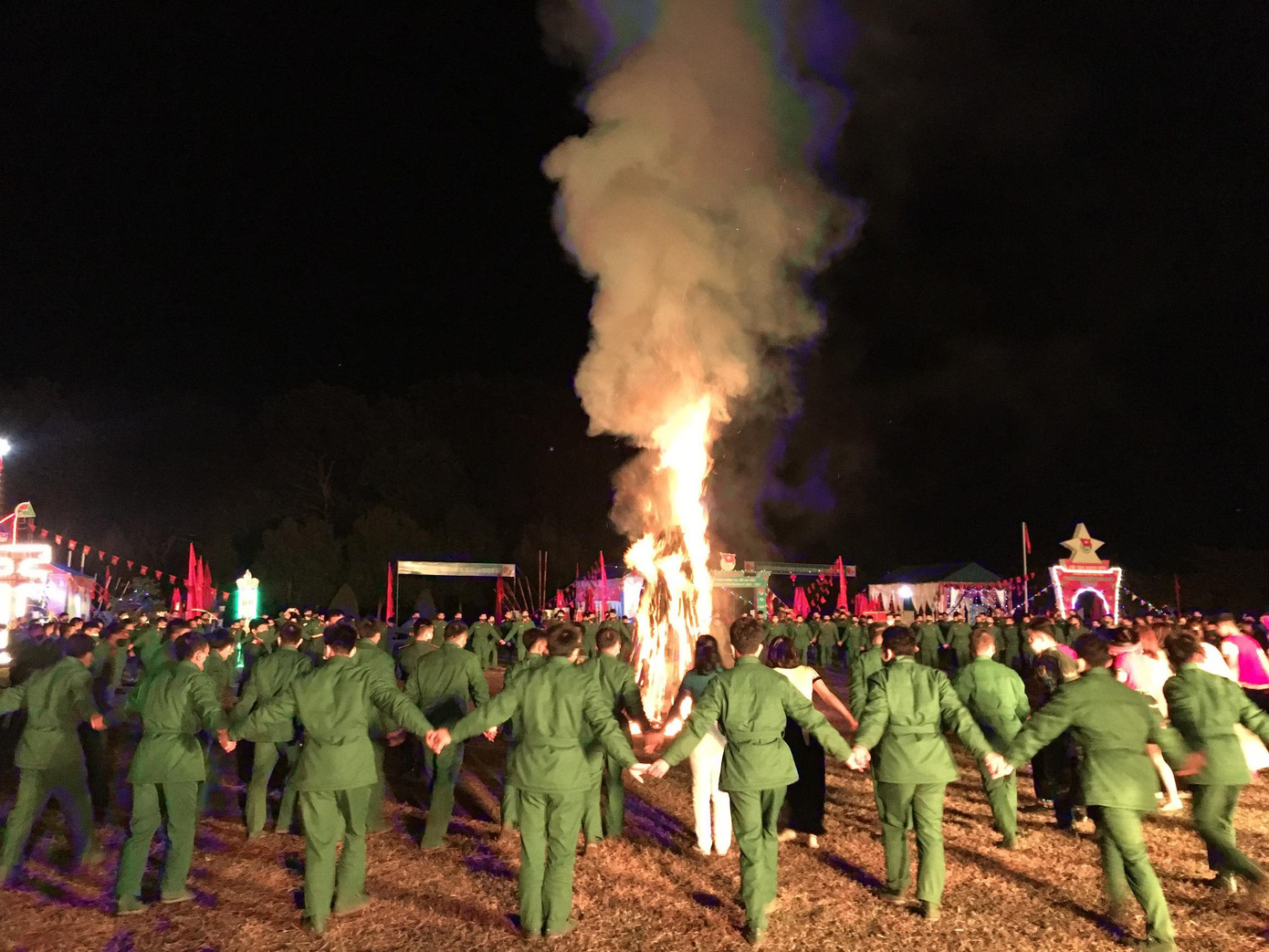 Trước đó, tối 22/2, Trung đoàn 98 tổ chức đêm dạ hội và hội trại thanh niên chào mừng Đại hội Đại biểu Đoàn cơ sở Trung đoàn nhiệm kỳ 2022-2027. Dịp này, Chính uỷ Trung đoàn 98 đã trao thưởng cho những đoàn viên có thành tích xuất sắc.