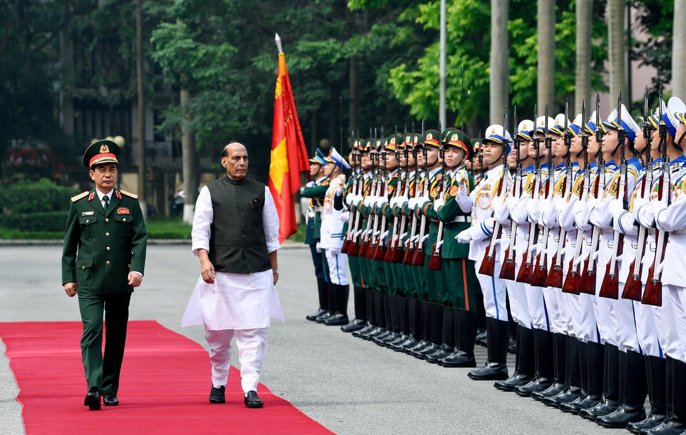 Hai Bộ trưởng duyệt Đội danh dự Quân đội nhân dân Việt Nam, sáng 8/6