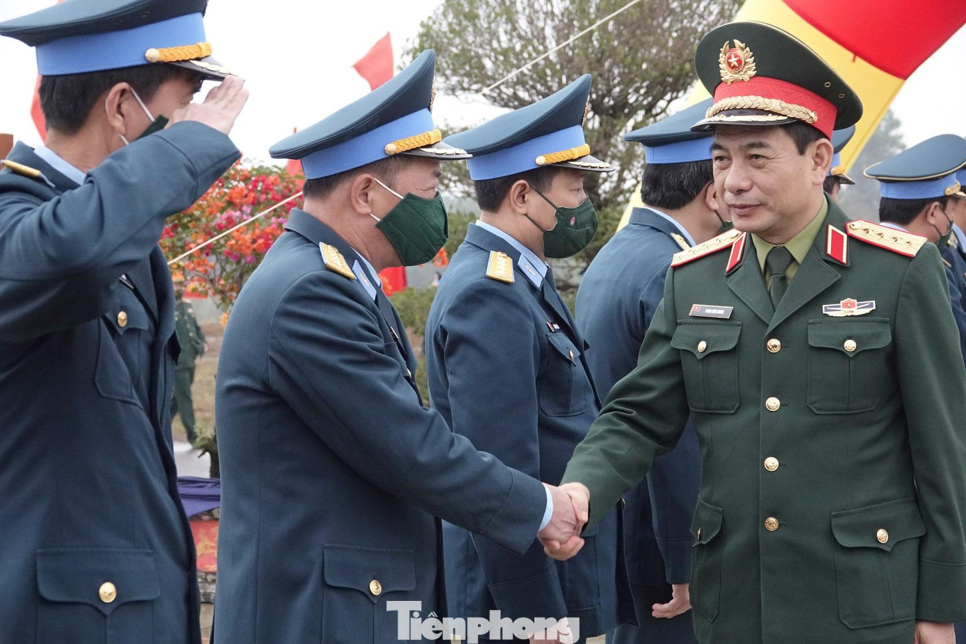 Tướng lĩnh, sĩ quan Quân chủng Phòng không - Không quân đón Đại tướng Phan Văn Giang tới chủ trì lễ phát động Tết trồng cây 2022. Ảnh: Nguyễn Minh