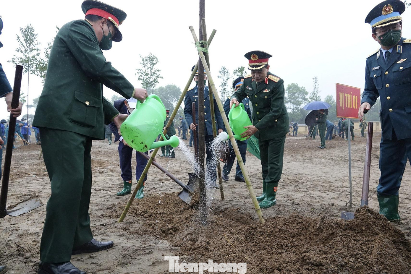 Đại tướng Phan Văn Giang và các đại biểu trồng cây ngay sau lễ phát động. Ảnh: Nguyễn Minh