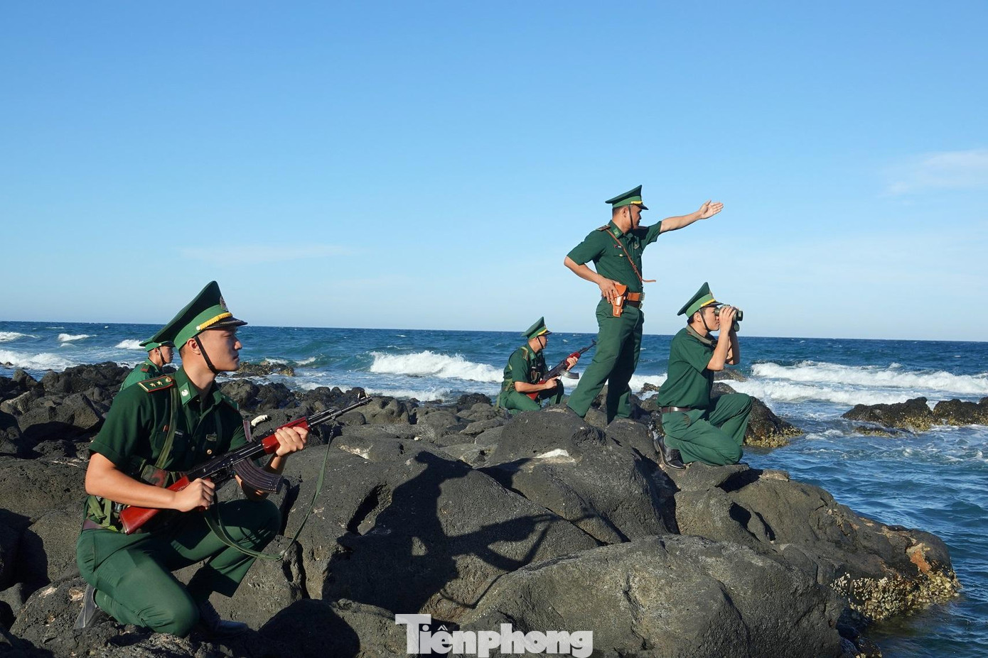 Đội hình tuần tra Đồn Biên phòng Cồn Cỏ (BĐBP Quảng Trị) thực hiện nhiệm vụ tuần tra, kiểm soát địa bàn được giao quản lý, bảo vệ. Ảnh: Nguyễn Minh Đội hình tuần tra Đồn Biên phòng Cồn Cỏ (BĐBP Quảng Trị) thực hiện nhiệm vụ tuần tra, kiểm soát địa bàn được giao quản lý, bảo vệ. Ảnh: Nguyễn Minh