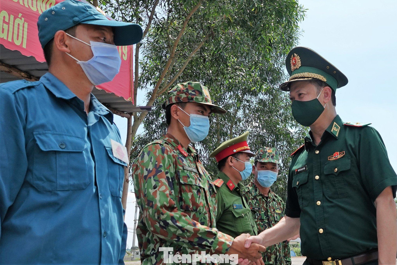 Thiếu tướng Nguyễn Anh Tuấn, Chủ nhiệm Chính trị BĐBP kiểm tra công tác quản lý, bảo vệ biên giới trên tuyến biên giới Tây Nam. Ảnh: PV Thiếu tướng Nguyễn Anh Tuấn, Chủ nhiệm Chính trị BĐBP kiểm tra công tác quản lý, bảo vệ biên giới trên tuyến biên giới Tây Nam. Ảnh: PV