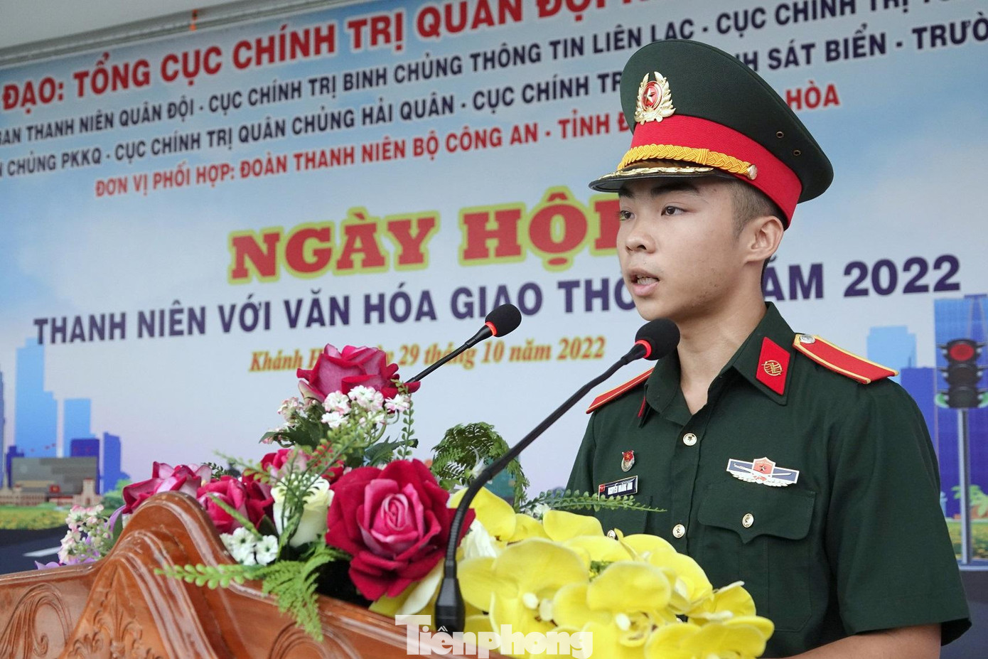 Đại diện tuổi trẻ Trường Sĩ quan Thông tin phát biểu nêu quyết tâm xây dựng văn hóa giao thông và thực hiện an toàn giao thông tại ngày hội