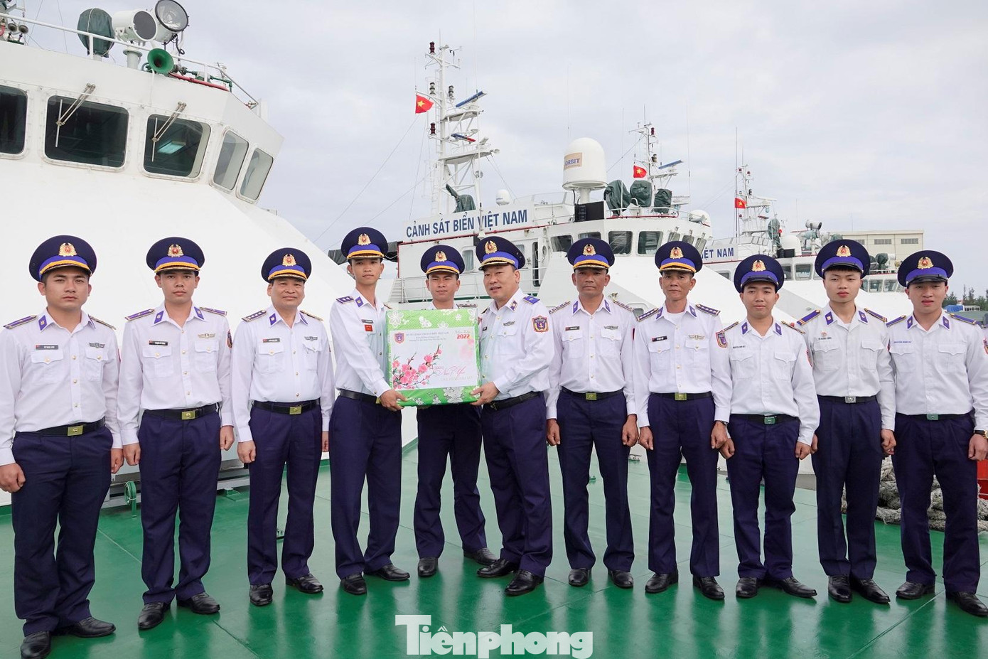Tư lệnh Lê Quang Đạo tặng quà Tết cho tàu CSB 4038 Tư lệnh Lê Quang Đạo tặng quà Tết cho tàu CSB 4038