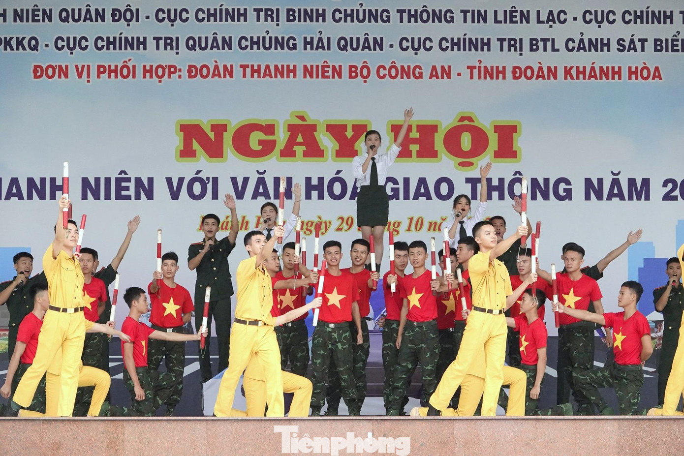 Chương trình văn nghệ đặc sắc chào mừng ngày hội của Đội văn nghệ Trường Sĩ quan Thông tin cùng đơn vị kết nghĩa