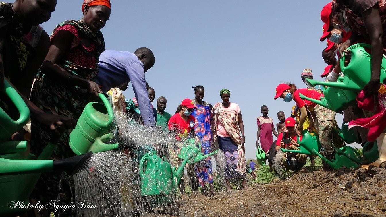 Tiếp nối dự án phủ xanh Bentiu, trong hoạt động CIMIC lần này, các đoàn viên BVDC 2.3 còn kết hợp trồng 20 cây xanh cho bóng mát và cây ăn trái lấy từ vườn ươm của bệnh viện để mang thêm sự sống, sự tươi mới đến mảnh đất khô cằn nắng, gió và bụi quanh phân khu Unity.