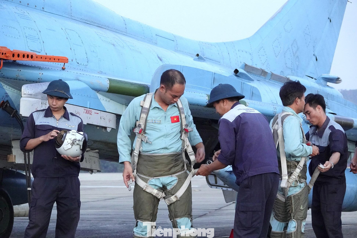 Hỗ trợ đồng đội. Ảnh: Nguyễn Minh Hỗ trợ đồng đội. Ảnh: Nguyễn Minh