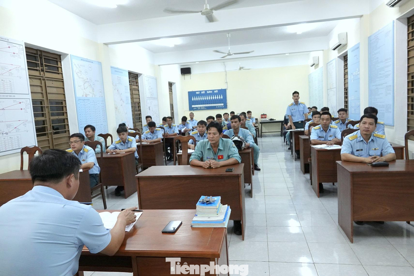 Chỉ huy đơn vị phổ biến, giao nhiệm vụ cho các tổ bay, vào lúc 4 giờ sáng. Ảnh: Nguyễn Minh Chỉ huy đơn vị phổ biến, giao nhiệm vụ cho các tổ bay, vào lúc 4 giờ sáng. Ảnh: Nguyễn Minh