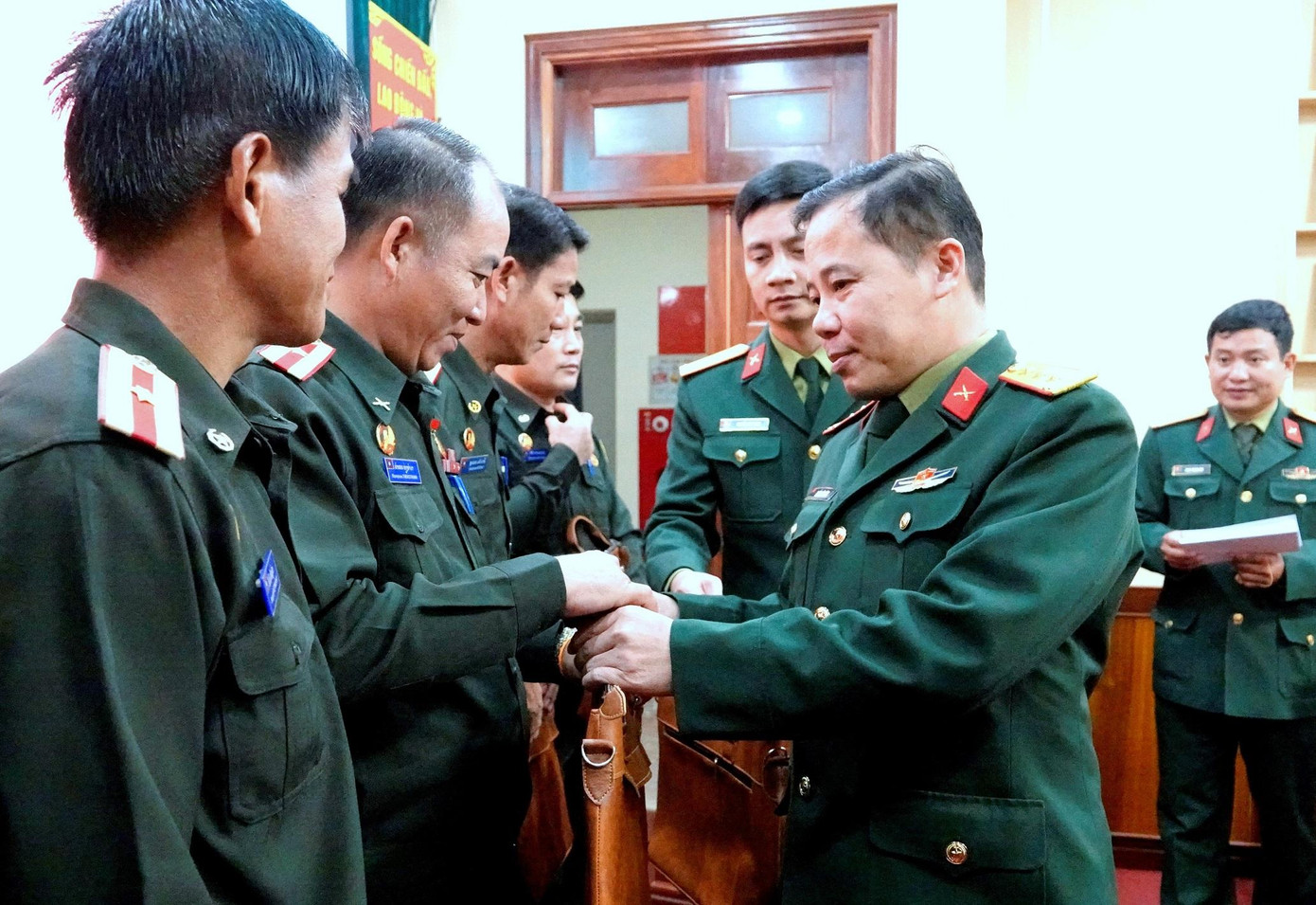 Lãnh đạo Ban Thanh niên Quân đội trao quà lưu niệm tặng đoàn cán bộ thanh niên QĐND Lào