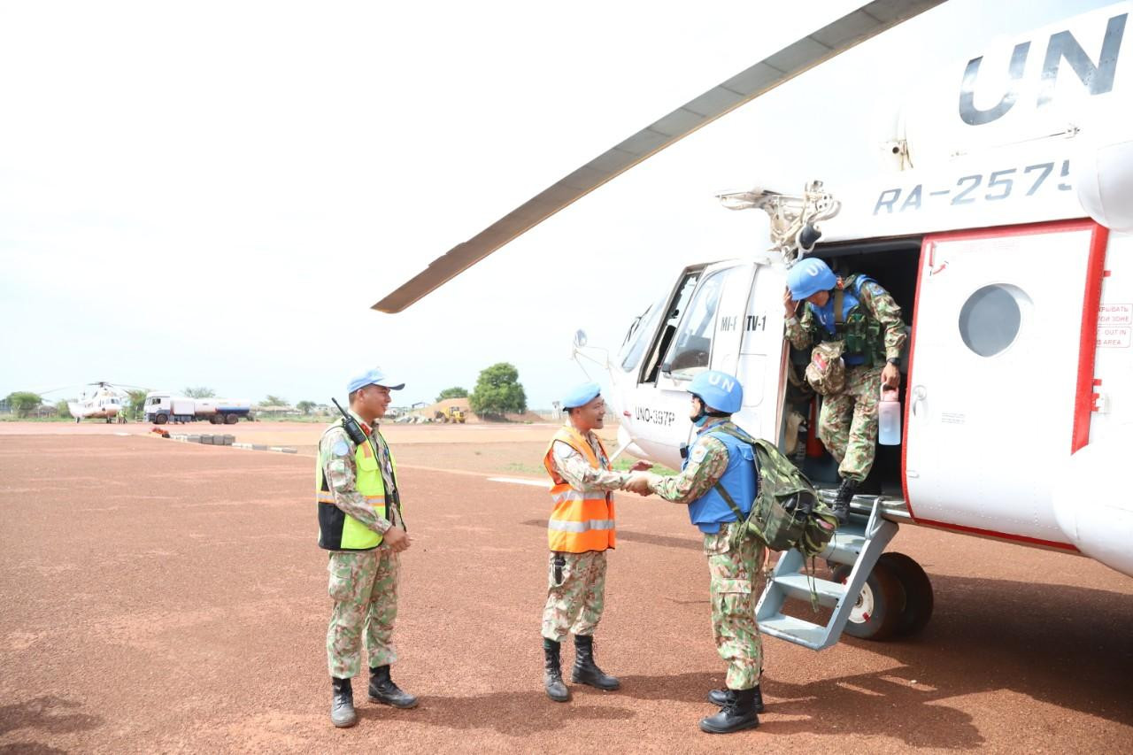 Đại tá Mạc Đức Trọng (Chỉ huy trưởng lực lượng Việt Nam tại Phái bộ Abyei, Đội trưởng Đội Công binh số 1) cùng đoàn tiền trạm đón thê đội 2 tại sân bay dã chiến của Phái bộ UNISFA