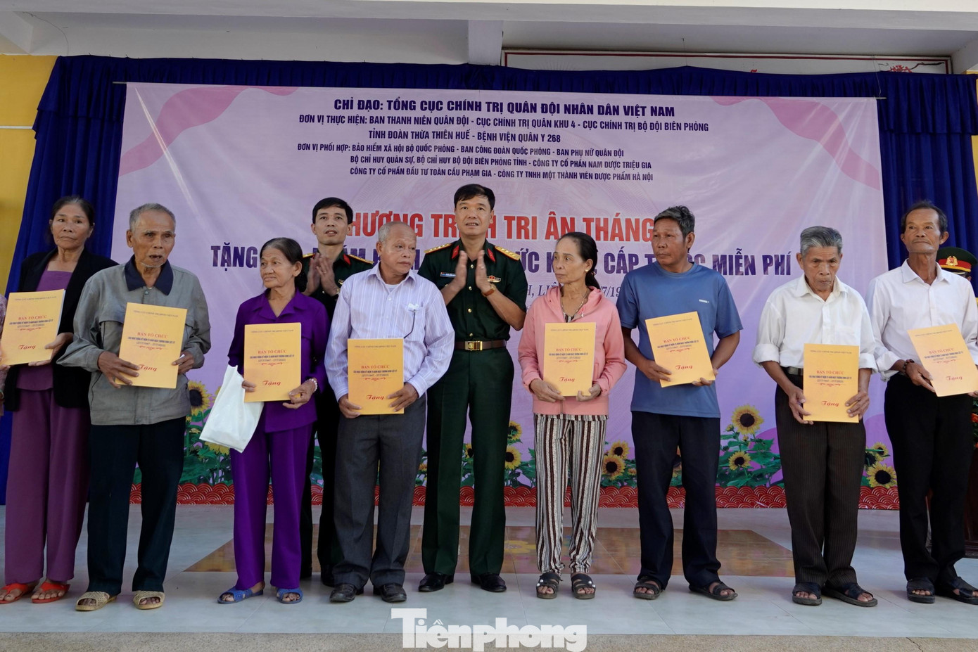 Lãnh đạo Cục Bảo vệ an ninh Quân đội và Bảo hiểm xã hội Bộ Quốc phòng trao tặng quà cho người dân