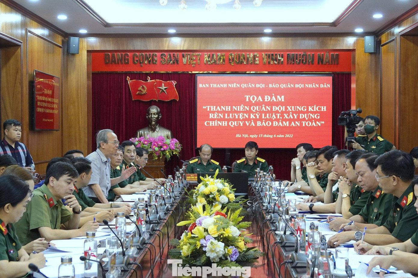 Tham dự tọa đàm có các chuyên gia, nhà quản lý trong và ngoài Quân đội; Ban Tuyên giáo và Ban Quốc tế Trung ương Đoàn; Đoàn Thanh niên Bộ Công an cùng nhiều ĐVTN Quân đội. Tham dự tọa đàm có các chuyên gia, nhà quản lý trong và ngoài Quân đội; Ban Tuyên giáo và Ban Quốc tế Trung ương Đoàn; Đoàn Thanh niên Bộ Công an cùng nhiều ĐVTN Quân đội.