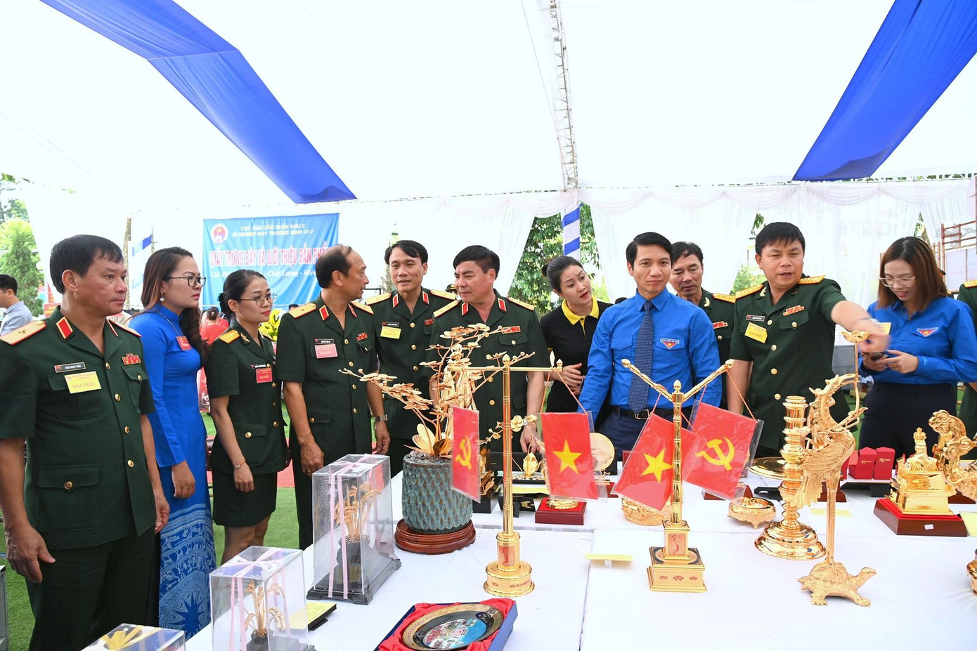Lãnh đạo Trung ương Đoàn, Quân khu 2, Ban Thanh niên Quân đội và các đại biểu tham quan khu trưng bày tại đại hội Lãnh đạo Trung ương Đoàn, Quân khu 2, Ban Thanh niên Quân đội và các đại biểu tham quan khu trưng bày tại đại hội