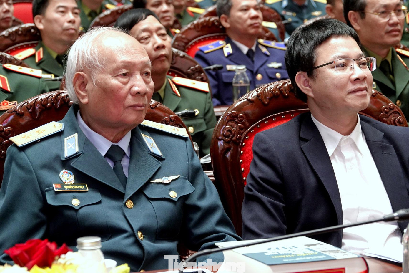 Trung tướng, Anh hùng lực lượng vũ trang nhân dân Nguyễn Văn Phiệt (bên trái) tại hội thảo