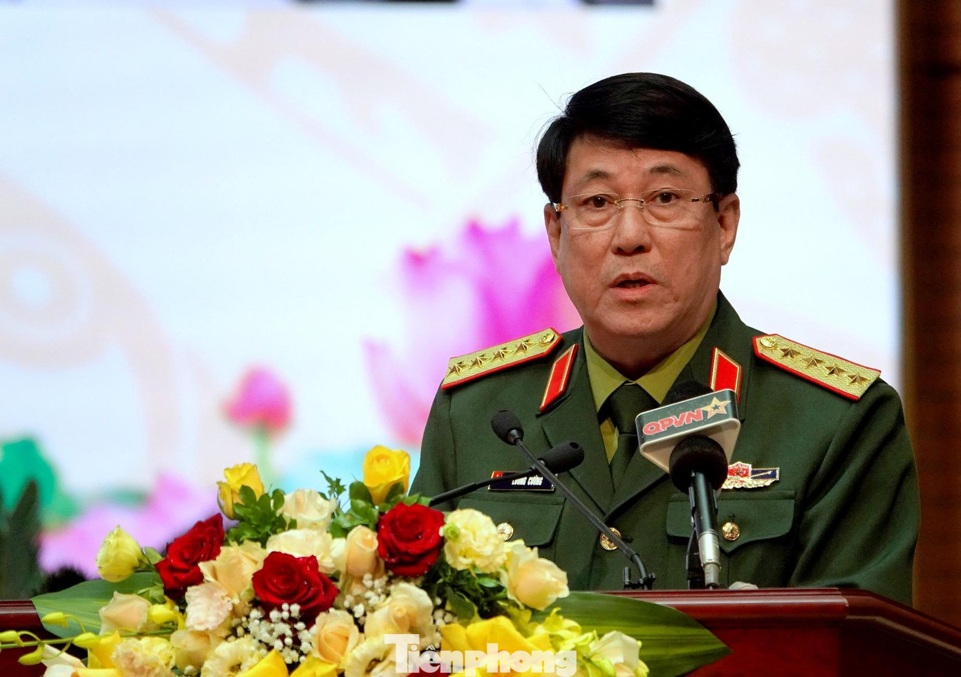 Đại tướng Lương Cường - Ủy viên Bộ Chính trị, Chủ nhiệm Tổng cục Chính trị Quân đội nhân dân Việt Nam thay mặt lãnh đạo Đảng, Nhà nước phát biểu chỉ đạo hội thảo