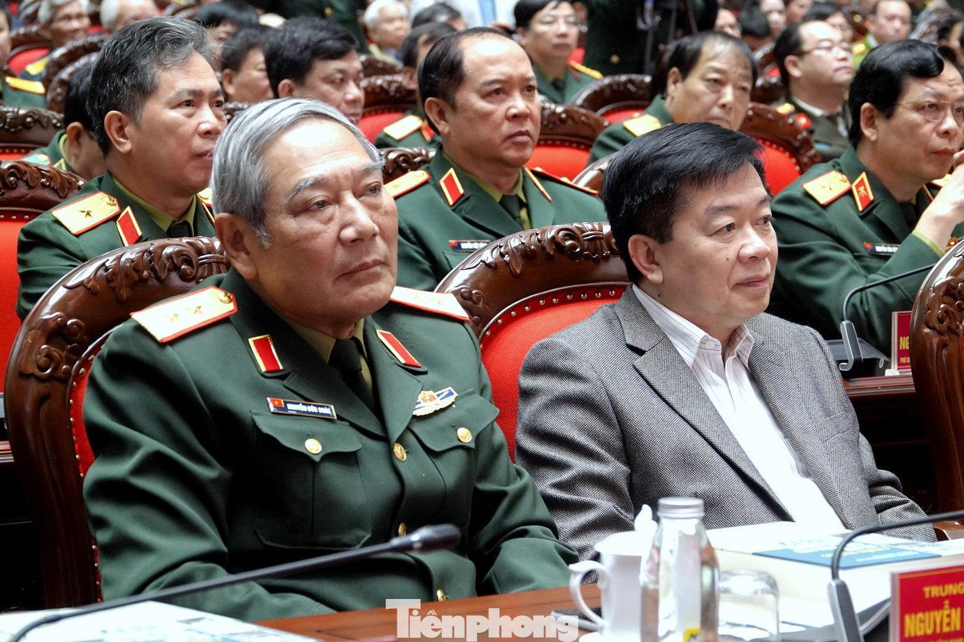 Trung tướng, Anh hùng lực lượng vũ trang nhân dân Nguyễn Đức Soát (bên trái) tại hội thảo