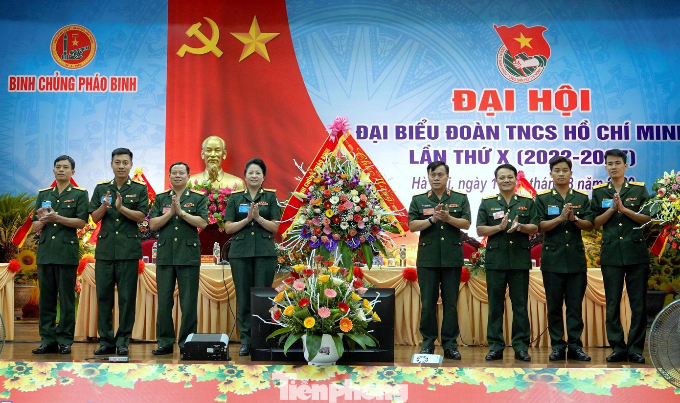 Đảng ủy, Bộ Tư lệnh Binh chủng Pháo binh tặng hoa chúc mừng ĐH