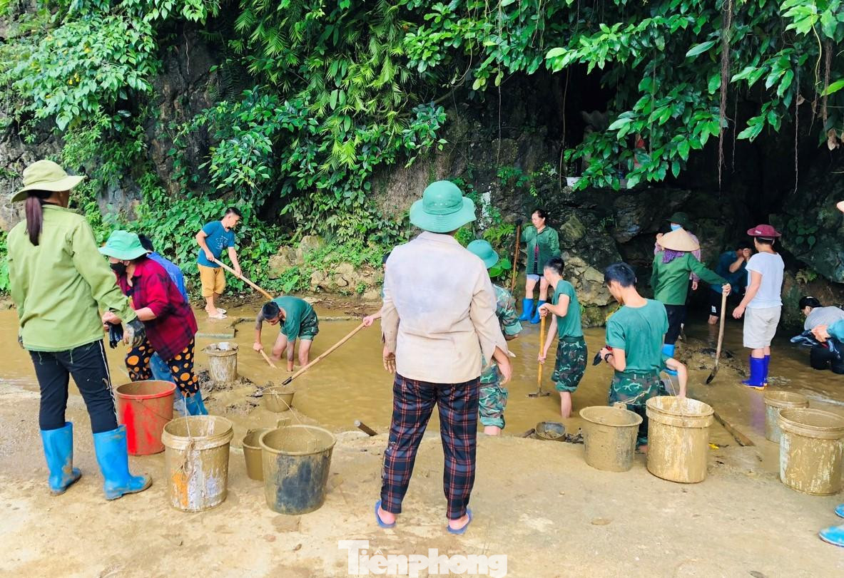 Bộ đội và nhân dân cùng làm