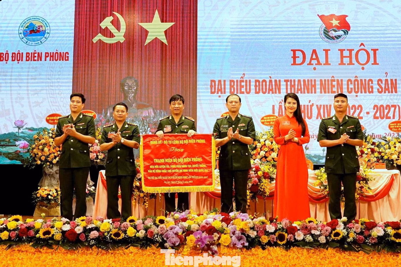 Tại ĐH, Đảng ủy, Bộ Tư lệnh BĐBP tặng tuổi trẻ lực lượng bức trướng: “Thanh niên BĐBP rèn đức luyện tài, xung kích sáng tạo, quyết thắng, bảo vệ vững chắc chủ quyền, an ninh biên giới quốc gia".