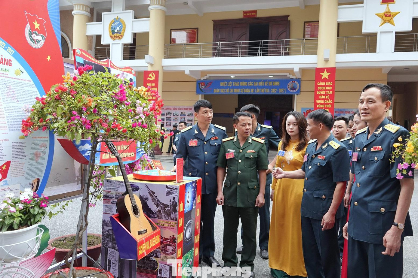 Các đại biểu lãnh đạo và ĐVTN trao đổi bên lề đại hội Các đại biểu lãnh đạo và ĐVTN trao đổi bên lề đại hội