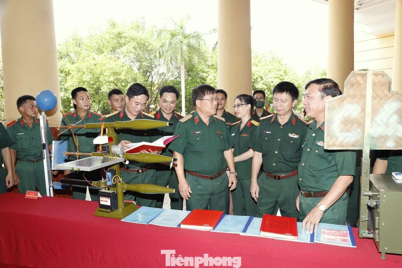 Tham gia Giải thưởng TTST trong Quân đội lần thứ 22, tuổi trẻ Trường SQLQ 1 có 21 đề tài, sáng kiến; trong đó, có 12 đề tài, sáng kiến đoạt giải