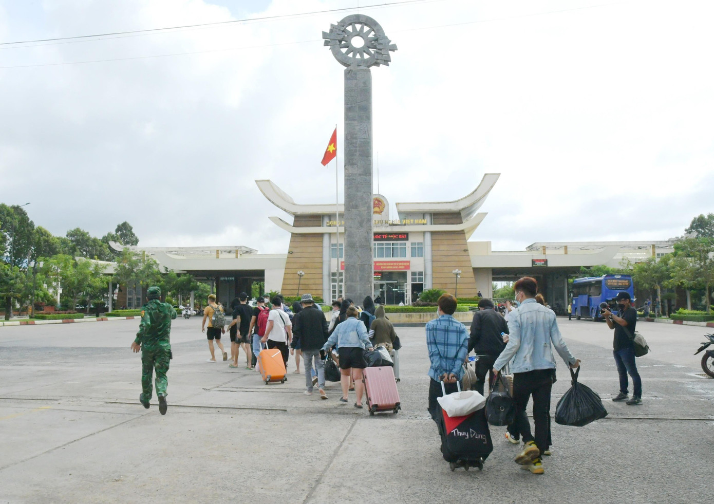 92 công dân Việt Nam được phía Campuchia bàn giao cho lực lượng chức năng Việt Nam trở về qua cửa khẩu Mộc Bài, sáng 21/9 92 công dân Việt Nam được phía Campuchia bàn giao cho lực lượng chức năng Việt Nam trở về qua cửa khẩu Mộc Bài, sáng 21/9