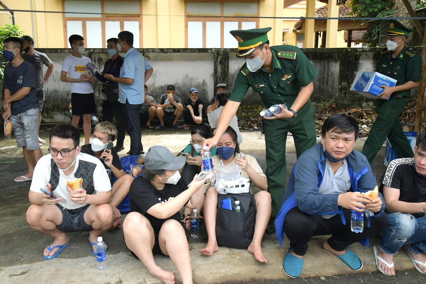 Lực lượng Biên phòng tiếp đồ ăn, nước uống cho công dân trở về Lực lượng Biên phòng tiếp đồ ăn, nước uống cho công dân trở về