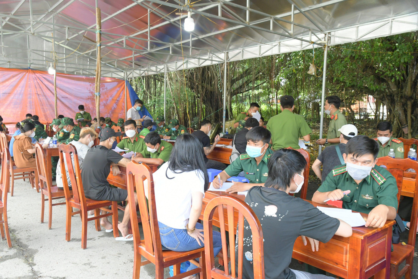 Lực lượng Biên phòng và Công an hỗ trợ công dân hoàn tất các thủ tục để được nhập cảnh vào Việt Nam theo qui định của pháp luật. Lực lượng Biên phòng và Công an hỗ trợ công dân hoàn tất các thủ tục để được nhập cảnh vào Việt Nam theo qui định của pháp luật.