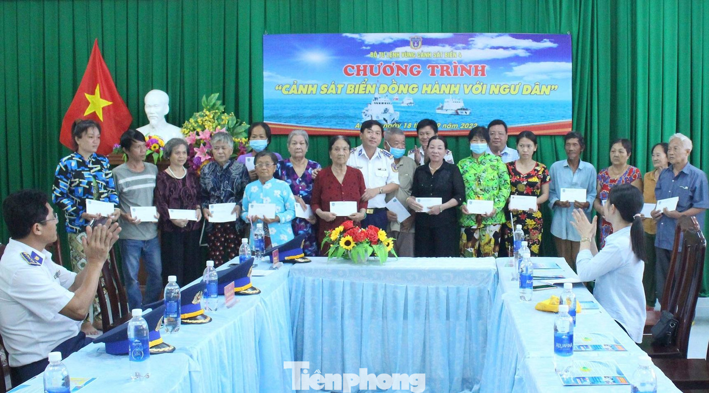 Lãnh đạo Vùng Cảnh sát biển 4 trao quà tặng gia đình chính sách ở tỉnh Kiên Giang