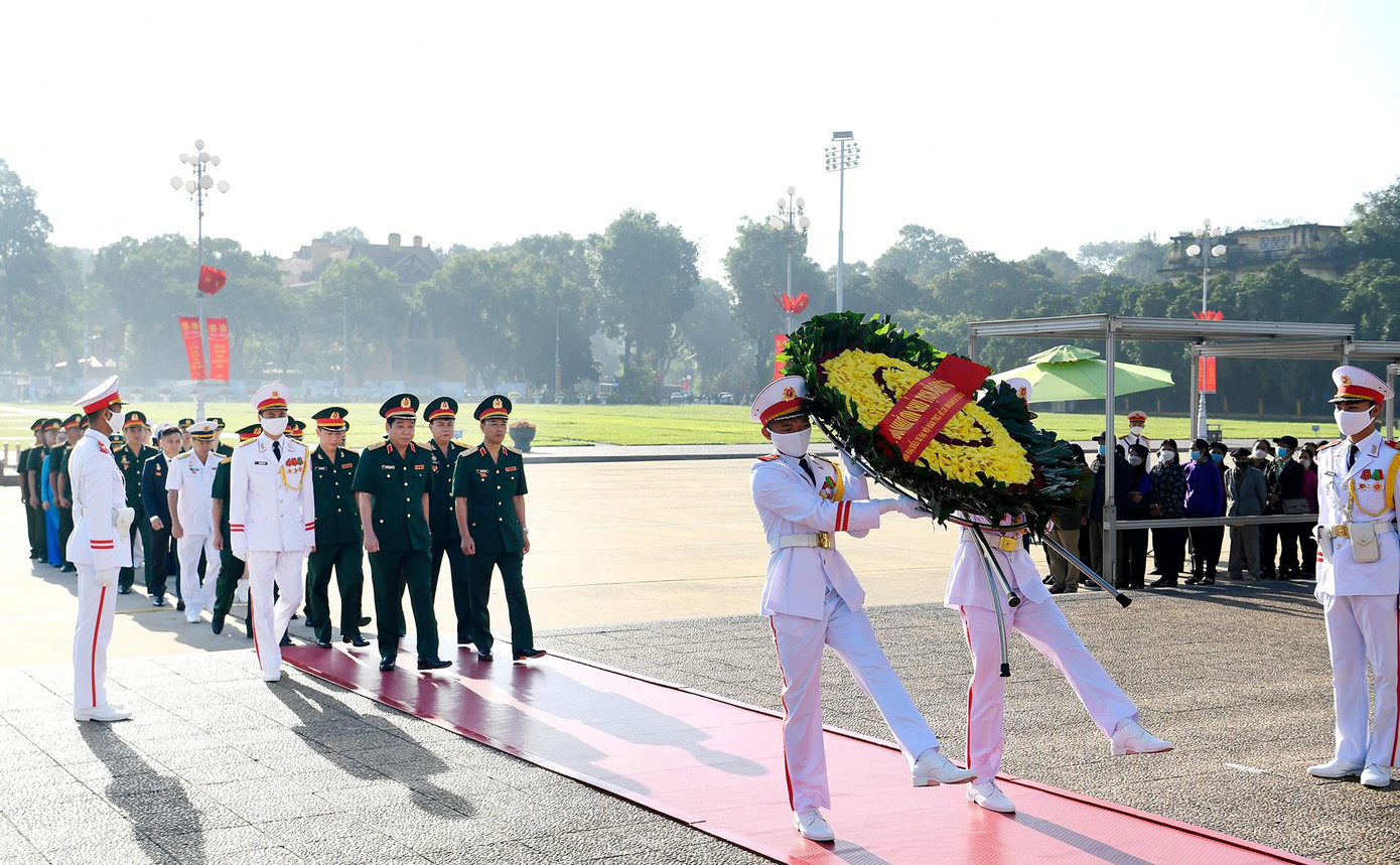 Đoàn đại biểu lãnh đạo và cán bộ, ĐVTN ưu tú về dự Đại hội vào Lăng viếng Bác, sáng 11/10