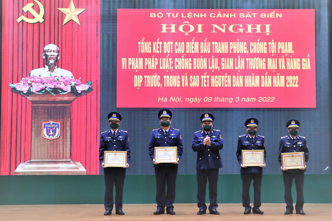 Thiếu tướng Lê Quang Đạo - Tư lệnh Cảnh sát biển trao thưởng cho các tập thể có thành tích xuất sắc trong đợt cao điểm