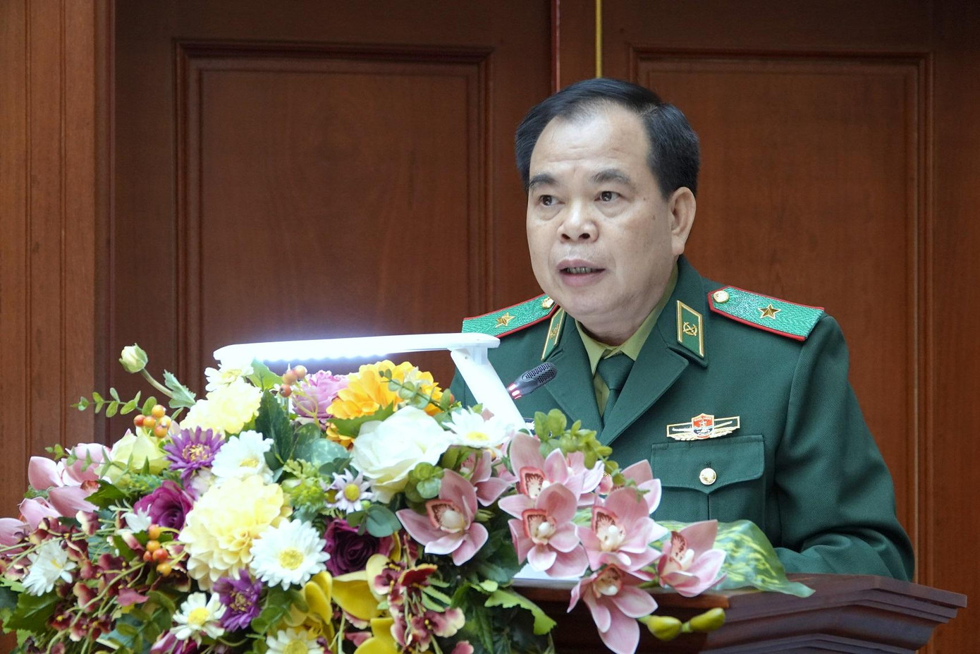 Thiếu tướng Phùng Quốc Tuấn - Phó Chính ủy Bộ đội Biên phòng phát biểu tại hội nghị Thiếu tướng Phùng Quốc Tuấn - Phó Chính ủy Bộ đội Biên phòng phát biểu tại hội nghị