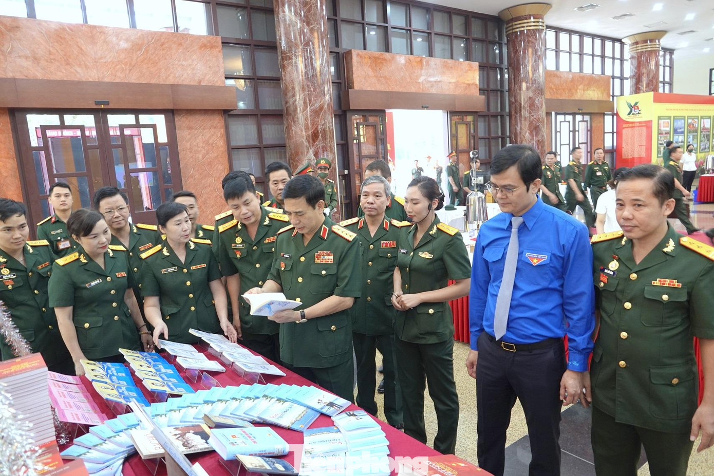 Các đại biểu tham quan khu trưng bày trong sảnh Hội trường Bộ Quốc phòng. Ảnh: Nguyễn Minh