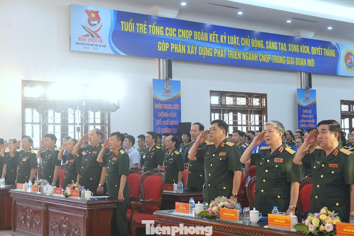 Đại biểu dự ĐH làm lễ chào cờ, sáng 29/7. Ảnh: Nguyễn Minh