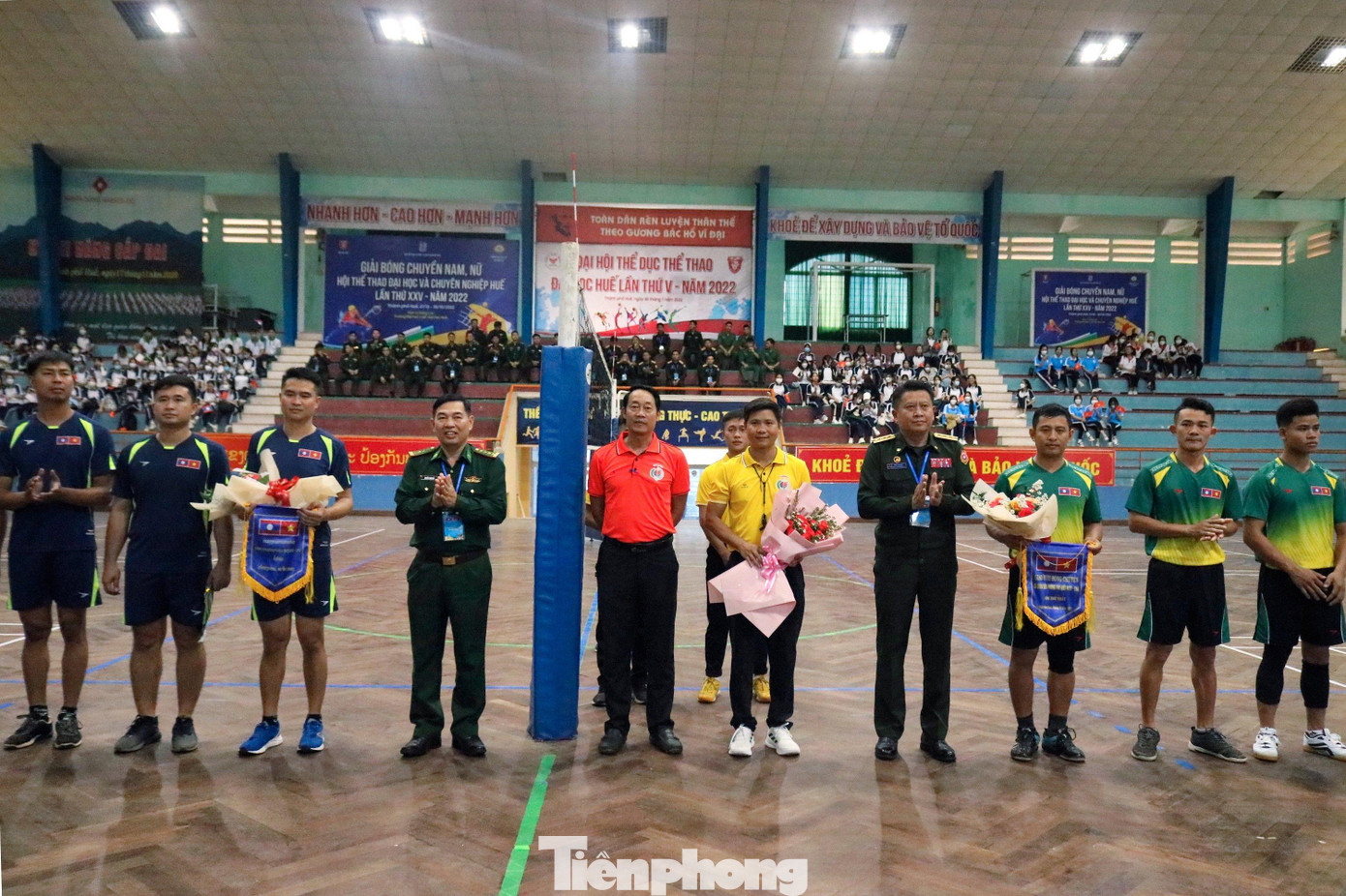 Lãnh đạo lực lượng Biên phòng hai nước tặng cờ lưu niệm cho hai đội bóng chuyền sĩ quan Biên phòng trẻ Việt Nam - Lào. Ảnh: Võ Tiến