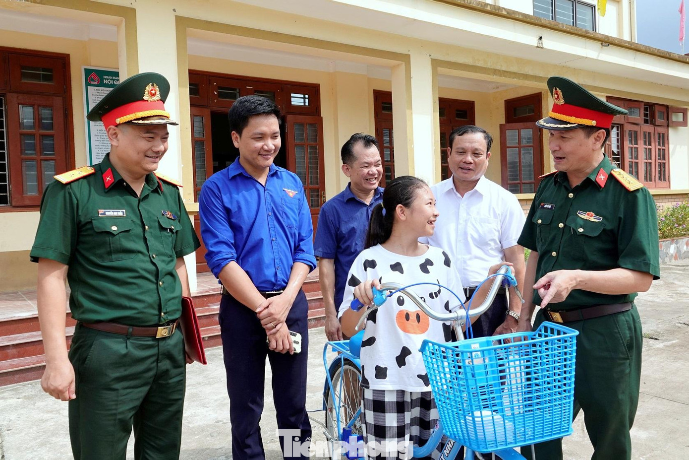 Em Trần Thảo Duyên (học sinh lớp 6 ở xã Vô Tranh) chia sẻ niềm vui khi được Đoàn Thanh niên Học viện Quân y trao tặng chiếc xe đạp mới để tiếp thêm động lực học tập