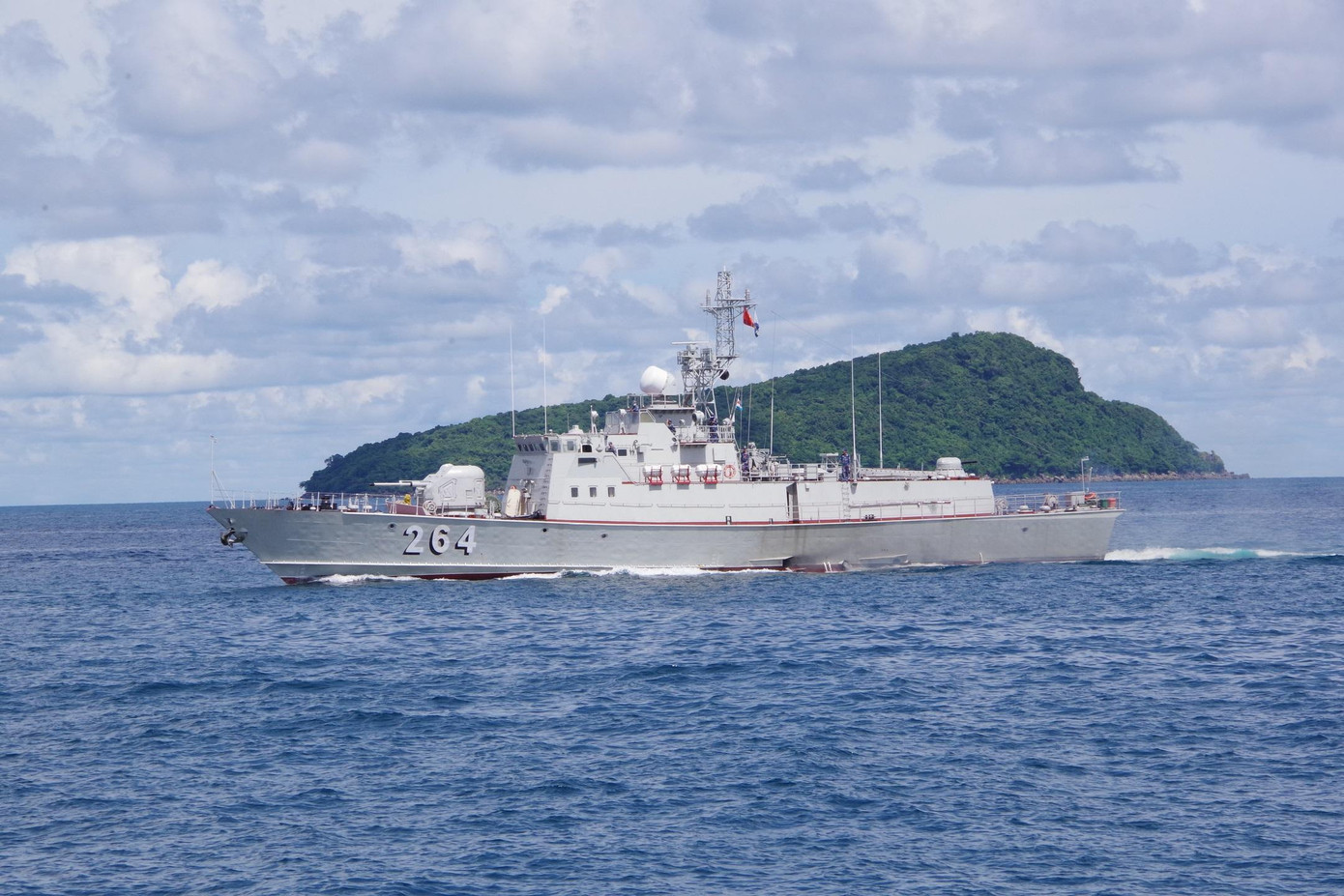 Tàu 264 (Hải đội 512, Lữ đoàn 127) cơ động vào tuyến bắn đạn thật Tàu 264 (Hải đội 512, Lữ đoàn 127) cơ động vào tuyến bắn đạn thật